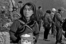 23岁年轻母亲当着敌人的面，给4个月大的儿子喂奶，随后枪声响了图片