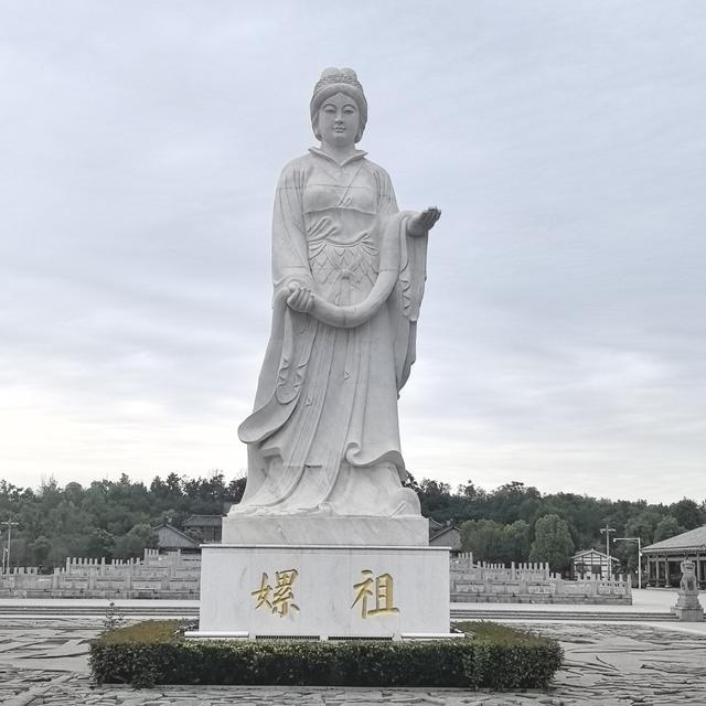 西平县蚕神嫘祖雕像与河洛古国牙雕家蚕，共证河南是养蚕漅丝源头