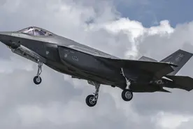 美菲黄岩岛“秀肌肉”沦为笑柄，F-35中途狼狈返航，小马科斯有新动作图片