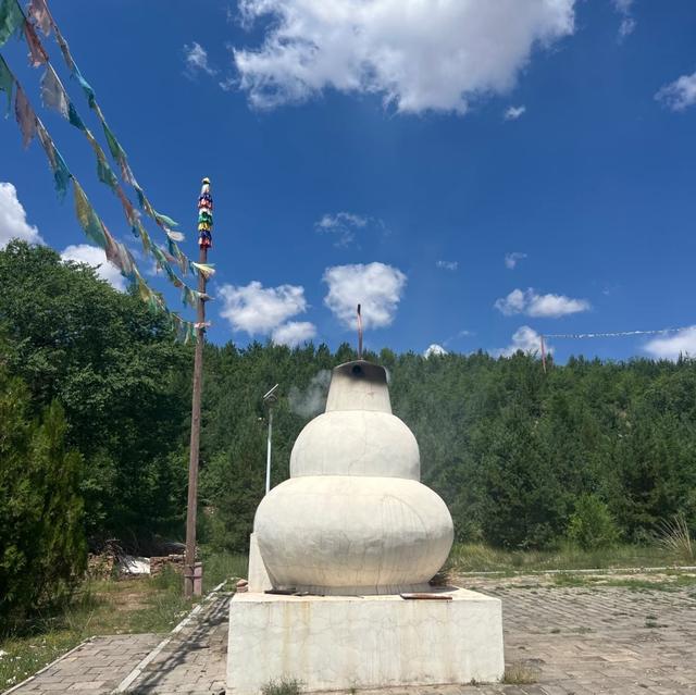 我是上海人，旅游景点内蒙古梅力更召，部分维修，却难见完整殿宇