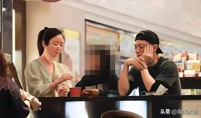 林心如一家三口逛街被拍，霍建华看闺女的眼神藏不住爱意