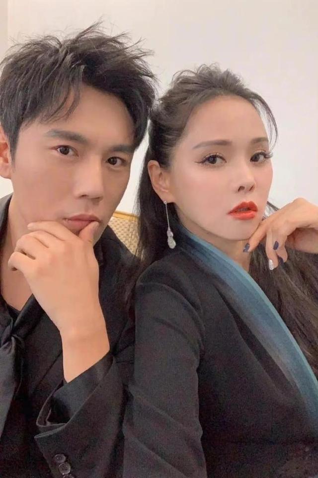 57岁伊能静全家度假，膀大腰圆不再少女，9岁米粒手机不离手