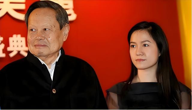 杨振宁告别仪式上，49岁翁帆近照曝光，原来杜致礼亲妹真的没说错