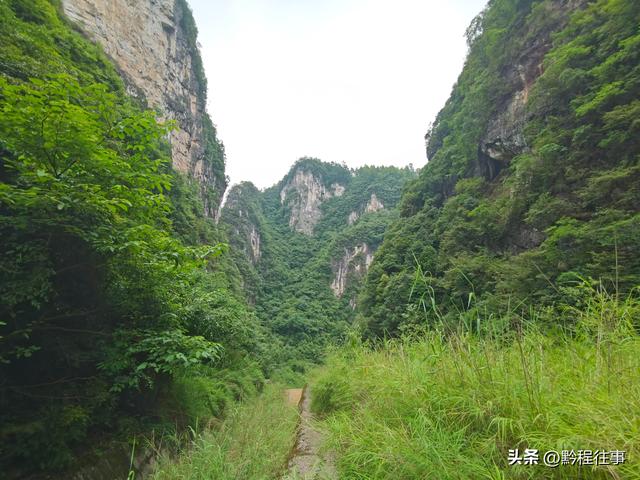 旧时古道，如今人迹罕至；峡谷中间，有一个美丽野瀑布