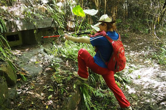 福建龙岩徒友为广东梅州助力，200多人同登旗山，进防空洞探秘