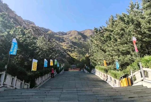 到河北张家口登鸡鸣山