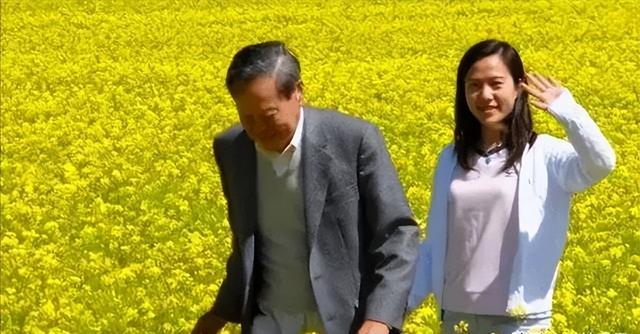 杨振宁离世不到1个月，看翁帆正在做的，原来她不是我们想的那样