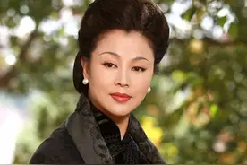 她20岁放弃演戏结婚，孩子2岁被离婚，复出成名2婚丈夫骗她1000万图片