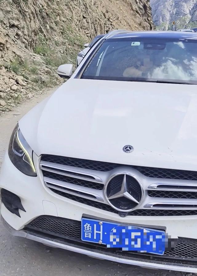女子开奔驰逆行逼停摩托车并下车猛踹摩托车尾箱，捡石头辱骂，旁边就是百米悬崖！警方通报