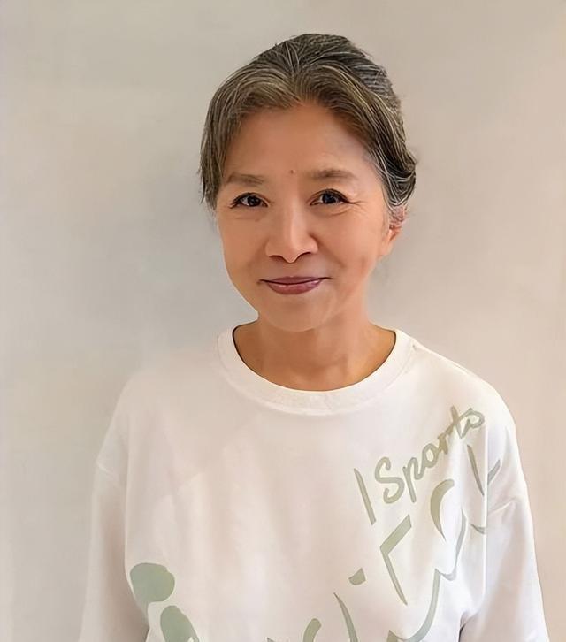 陪玩陪睡只是冰山一角，认干爹，舔手指，拜高踩低，实在荒唐！