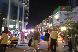 印度大姐来中国旅游，看到女人晚上出门，问朋友：她们不害怕吗？图片