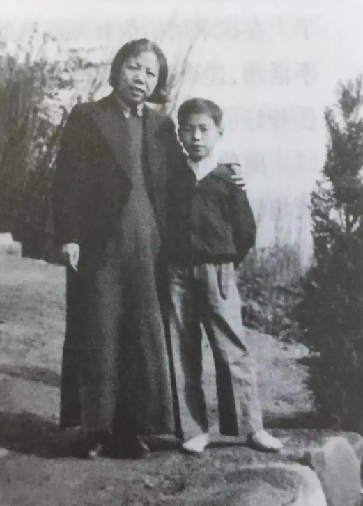 传闻他是周恩来的养子，1988年当上国务院总理，晚年对外界回应