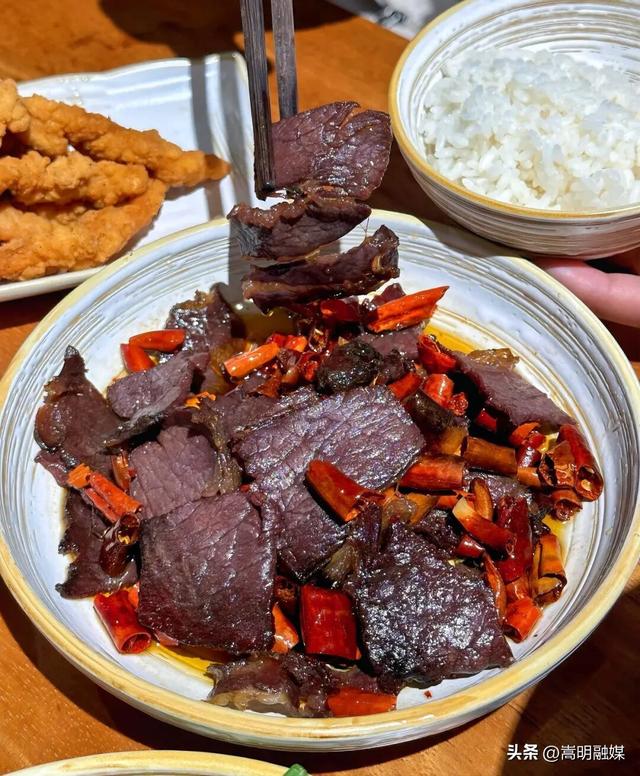 自在嵩明丨逛逛嵩阳菜市场，菜兜很满心也很暖