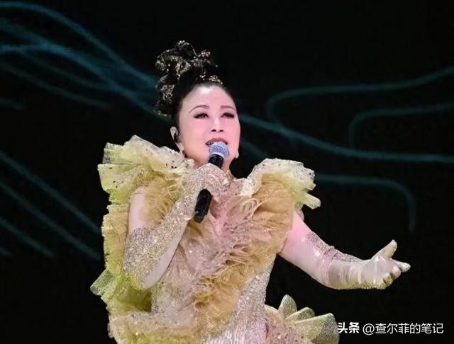 78岁连路都走不稳还开演唱会，全网骂声一片，她却扬言回馈粉丝