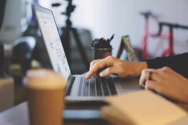 AI编程太疯狂！一人搞出盈利网站，传统团队咋玩？