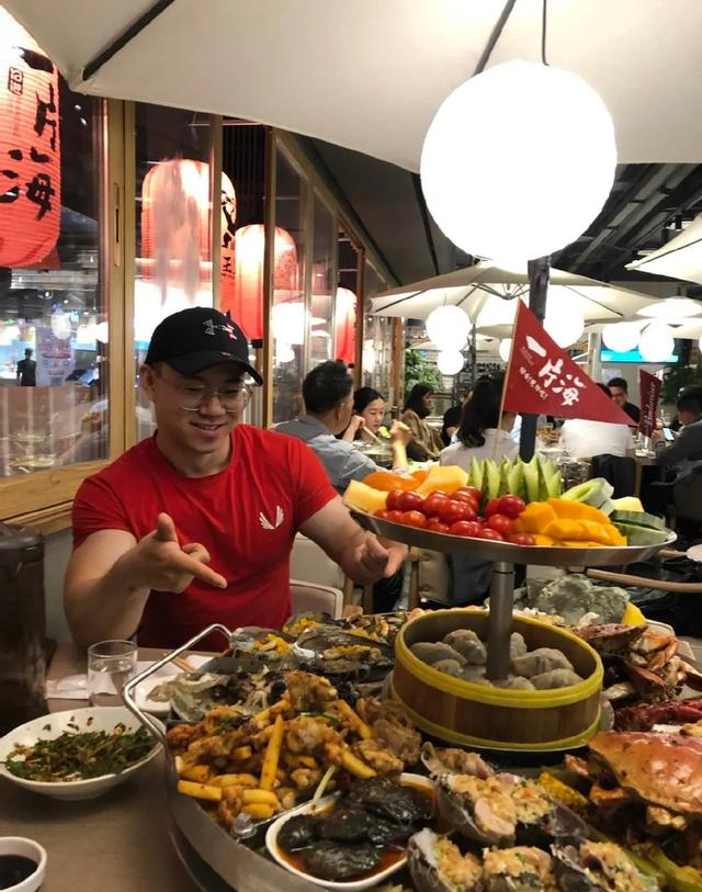 北京医生竟然是肌肉猛男！？脱下工作服之后，女网友纷纷求打针！