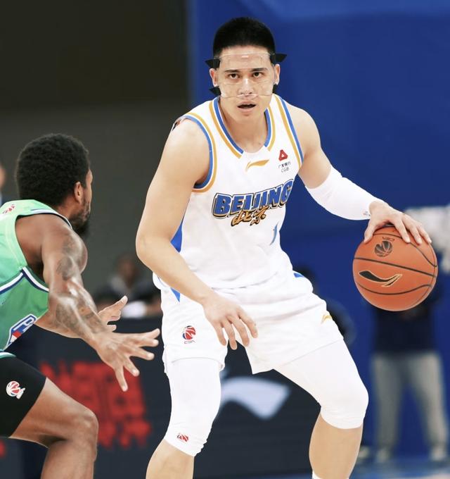 北京男篮末节断电！顶薪球星0分+主帅呆立，天津15分惊天逆转！