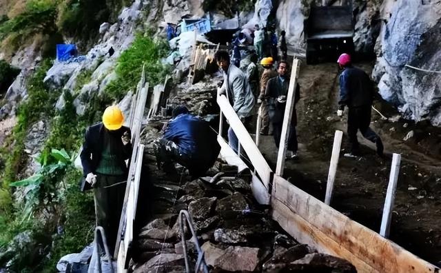 从冰封雪原到热带雨林：中国终极越野之路扎墨公路，你敢挑战吗？