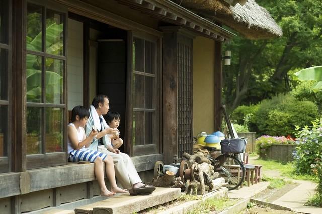 漂亮女邻居老公常年出差，她家灯泡总坏，每次都喊我去修