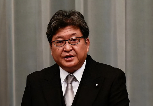 比高市早苗还强硬？日防卫大臣公开喊话中国，9个字掀起轩然大波