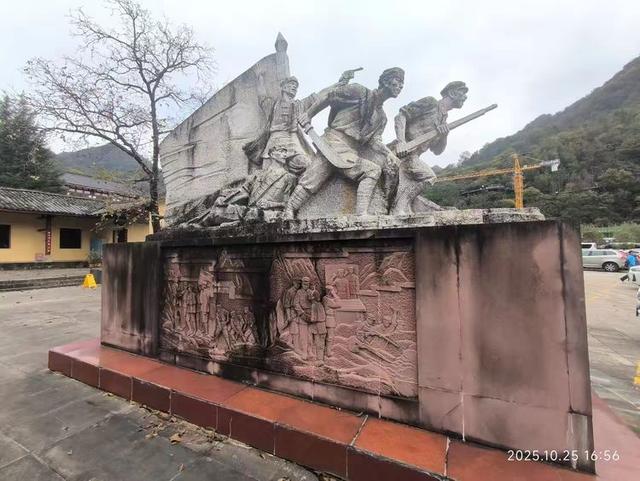 排队游览光雾山