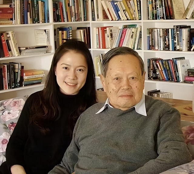 杨振宁身覆国旗，翁帆站首位，次子杨光宇露面，重量级好友也到场