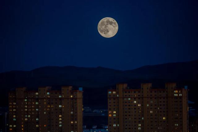 🤩哇~好大的月亮🤩