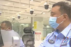 从头学英语，当了27年的移民管理警察，他开始了新征程图片