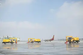 以雪为令，兰州中川国际机场全力保障旅客安全出行图片