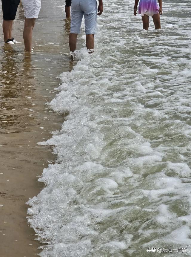 波涛滚滚，滚滚浪花，浪声阵阵，陶醉其中，抓住大海，海边畅游