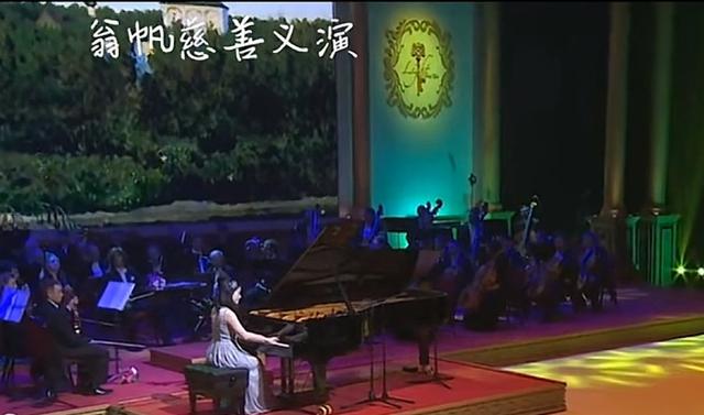 杨振宁身覆国旗，翁帆站首位，次子杨光宇露面，重量级好友也到场