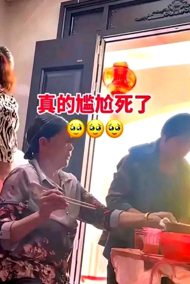 太丢人了，北京一大爷参加酒席，随礼200，竟连喝带拿6瓶五粮液