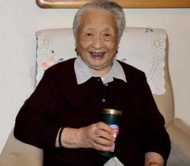 韩先楚的夫人有多美？这是1970留影，她50岁，皮肤白皙，气质非凡