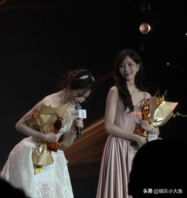 徐璐出席搜狐时尚盛典	，穿吊带蕾丝裙勾勒出曼妙身姿，灵动又漂亮