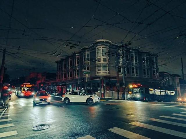 旧金山大停电！无人驾驶汽车堵死路口	，马斯克都忍不住“补刀	”？