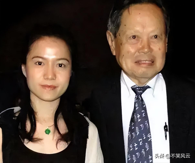 令人担忧的事还是发生，杨振宁离世仅4天，翁帆好友过往言论被扒