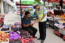 交口交警水果摊点话安全 百姓平安瓜更甜图片
