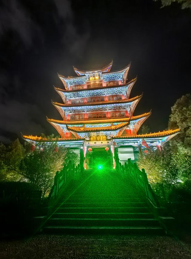 《七律·夜登丽江古城万古楼》