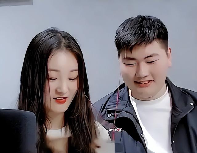 难怪陈亚男伤感，再看大衣哥现儿媳，她跟人在处事上就差了两个字