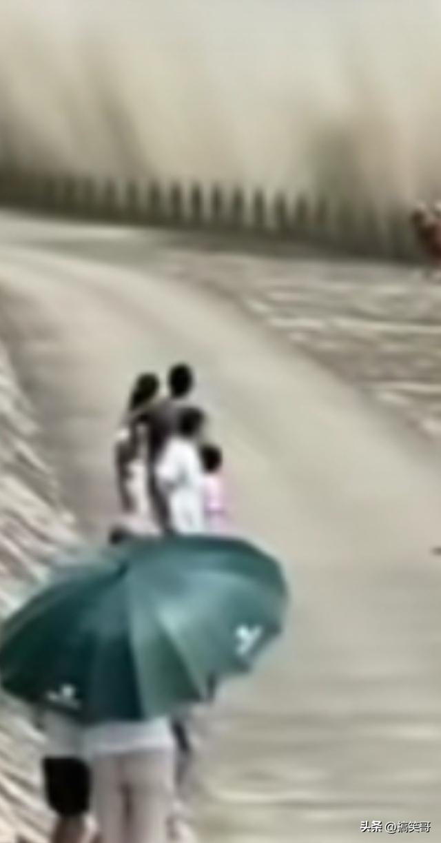 千年浪潮涌入钱塘江，震撼上空上演历史画卷。