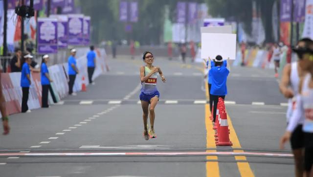 “最快女护士”张水华宣布参加东极马拉松,清空作品后首次发视频,组委会:她参加的全马