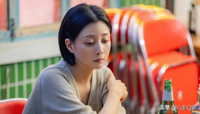 她是演员中的富婆，豪车多的开不过来，如今45岁却像年龄少女