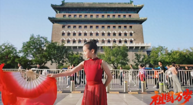 国庆董璇女儿小酒窝，一袭红裙在正阳门前起舞	，祝福祖国生日快乐