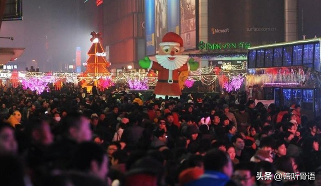 今年圣诞节没人抵制了，为啥还更冷清了？网友：3个原因，很现实