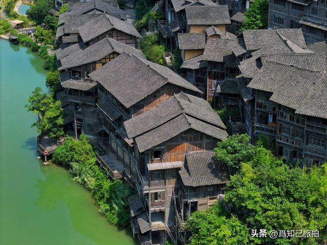 遵义乌江寨山峦连绵起伏 碧水绕寨而行