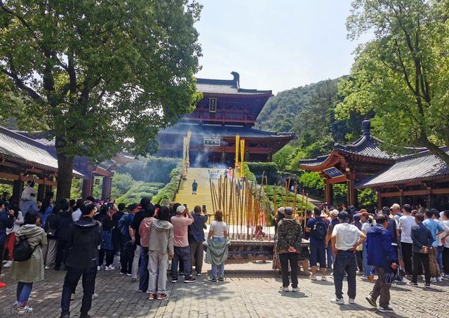 灵隐寺免门票，一年至少减收7.5亿元！细说寺庙的多条赚钱途径