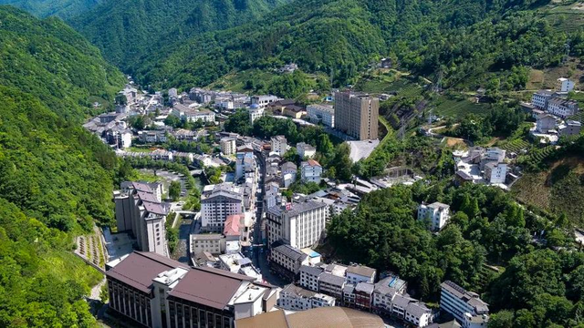 湖北有一个藏在深山密林中的避暑胜地，人少景美，被誉为华中凉都