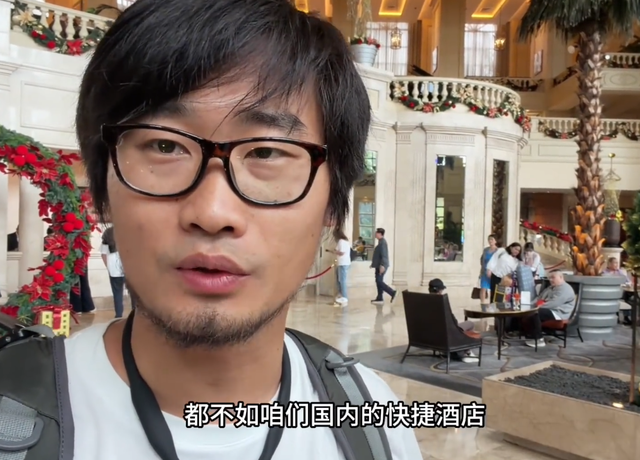 博主体验菲律宾生活，富人一餐500，穷人吃二手炸鸡，3平方睡10人