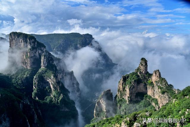 欧亚张家凹的奇峰和云海