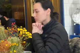 梁洛施和长子现身北京，没带保镖吃小馆子，儿子和李泽楷一模一样图片